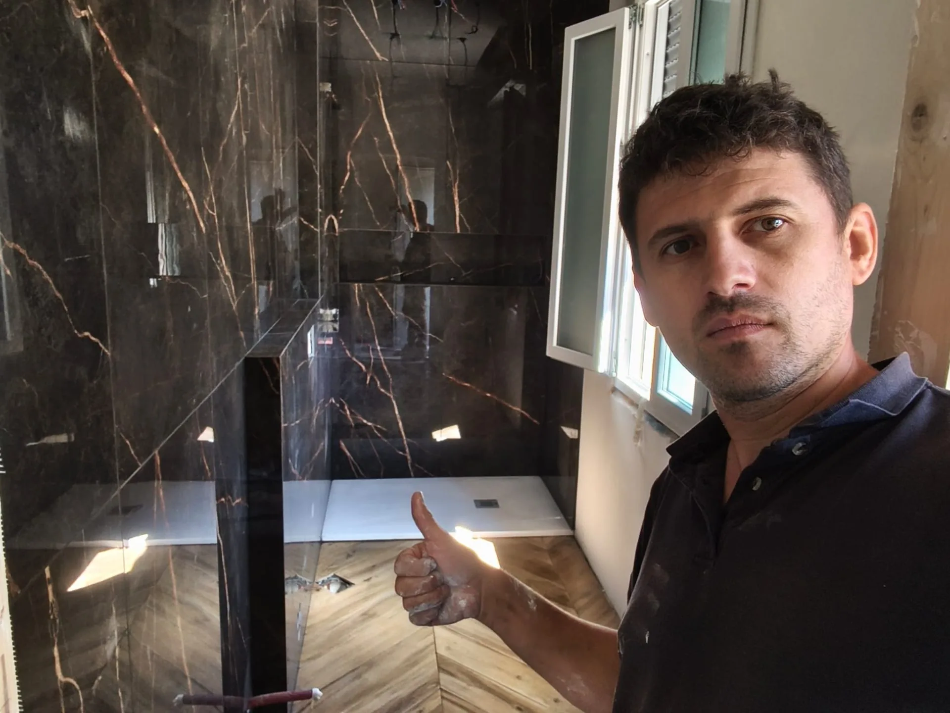 Bagno — Marmo nero Sahara Noir e parquet a spina — Ristrutturazione bagno a Modena