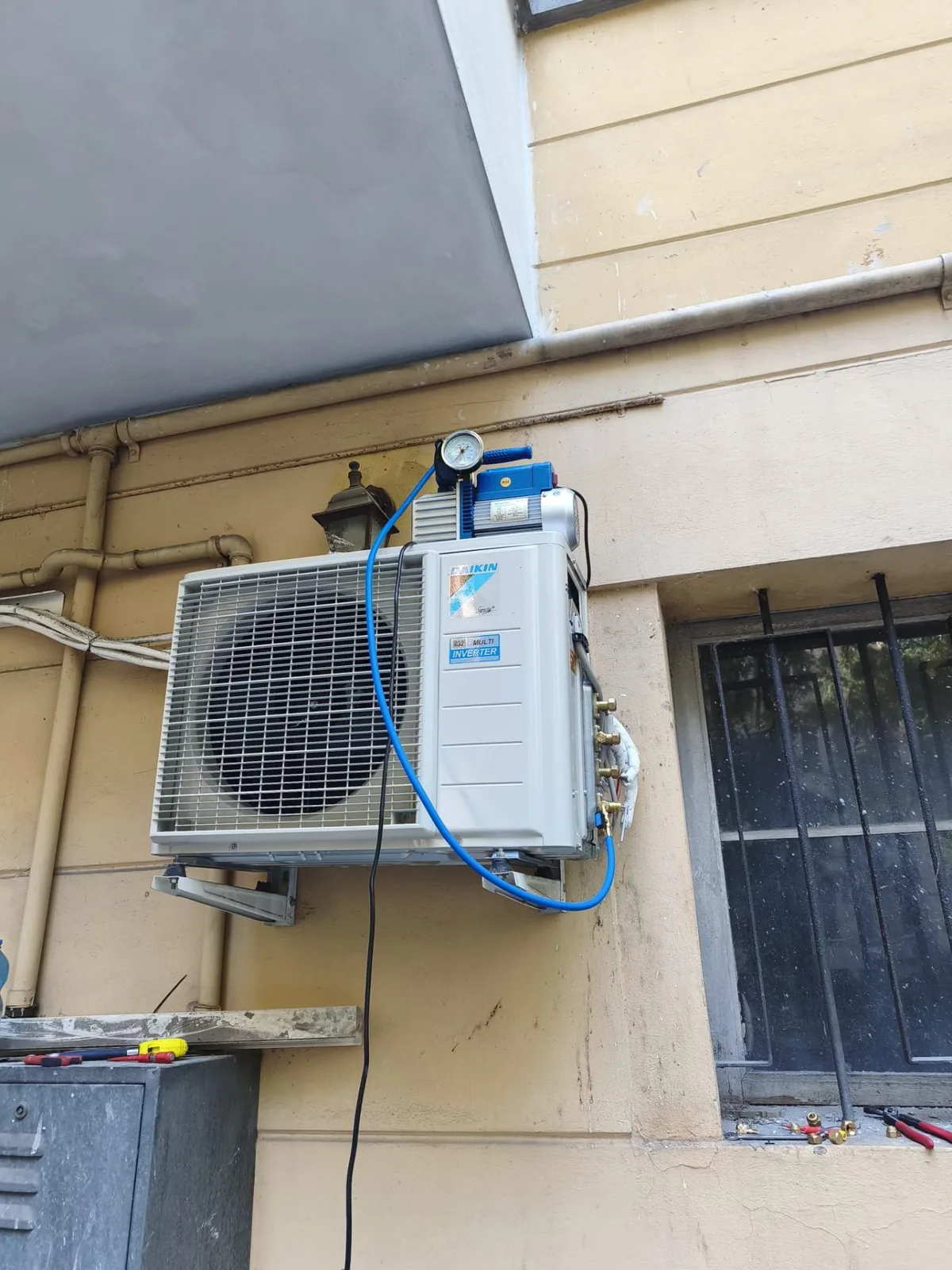 Vuoto impianto su unità esterna Daikin Multi Inverter Vuoto impianto su unità esterna Daikin Multi Inverter — Climatizzazione a Modena