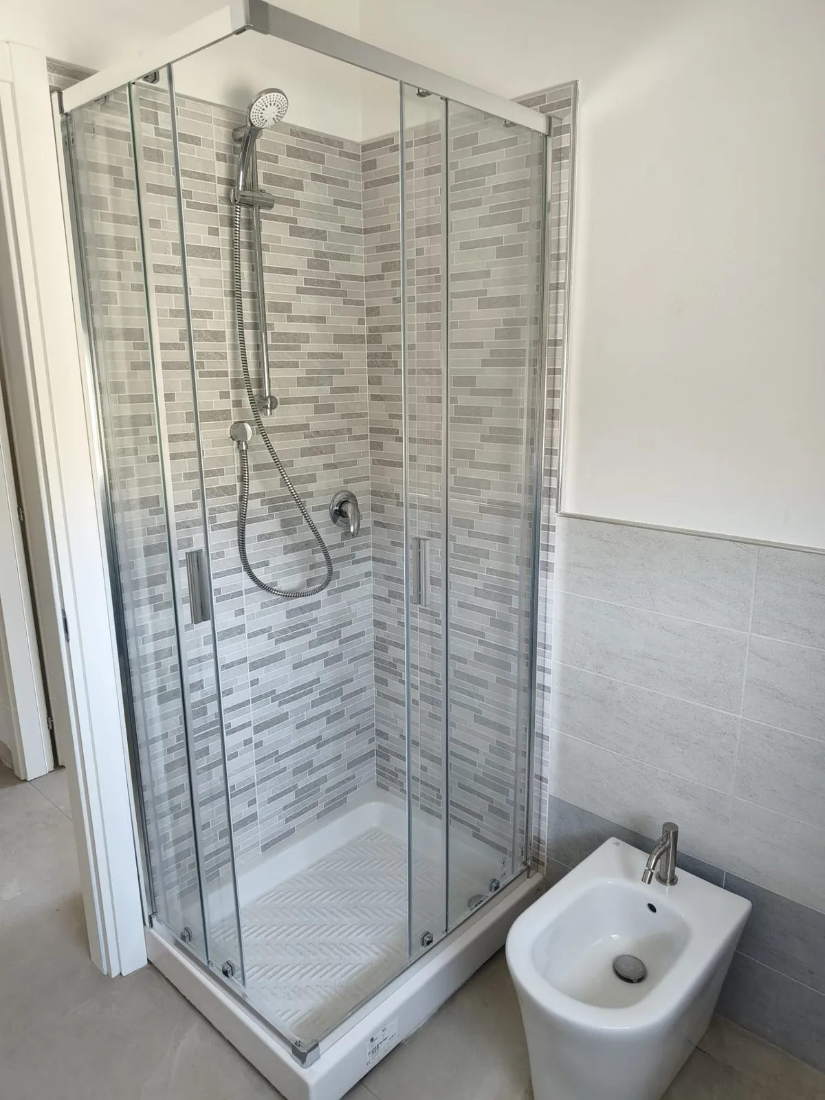 Bagno finito con doccia, mosaico e bidet sospeso Bagno finito con doccia, mosaico e bidet sospeso — Ristrutturazione bagno a Modena