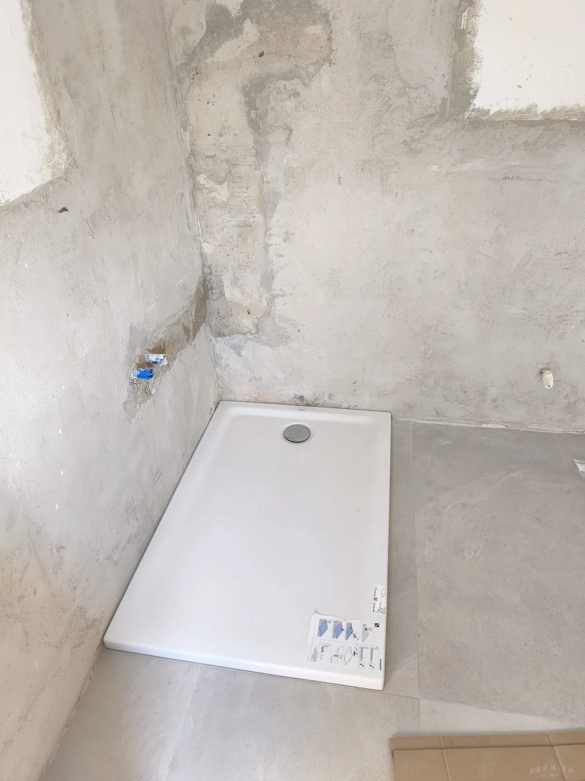 Posa piatto doccia filo pavimento prima dei rivestimenti Posa piatto doccia filo pavimento prima dei rivestimenti — Ristrutturazione bagno a Modena