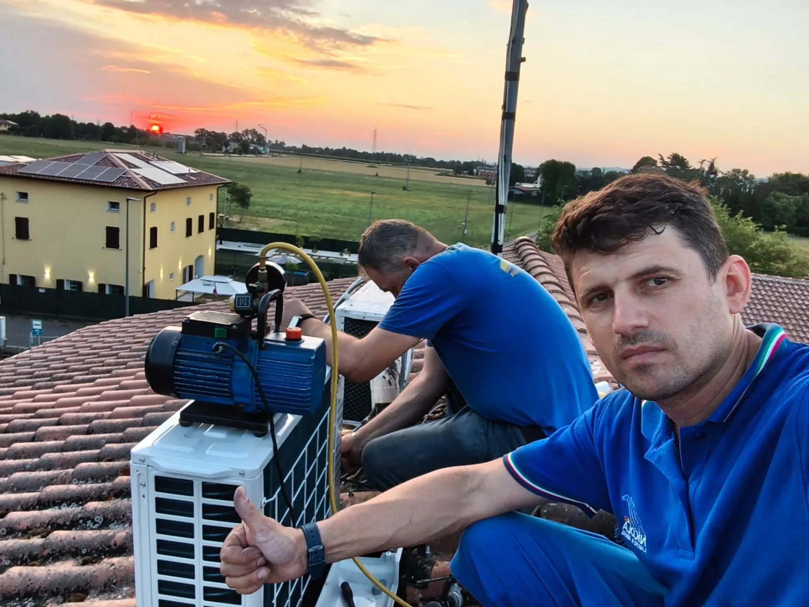Manutenzione climatizzatori in copertura al tramonto Manutenzione climatizzatori in copertura al tramonto — Climatizzazione a Provincia di Modena