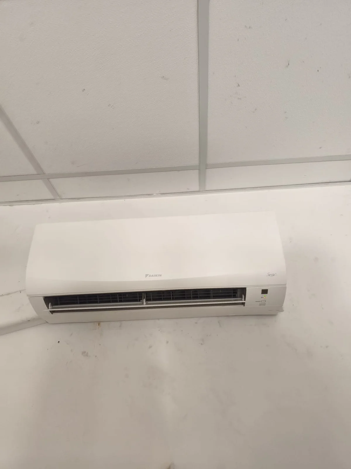 Installazione split Daikin Serie Siesta a parete Installazione split Daikin Serie Siesta a parete — Climatizzazione a Modena