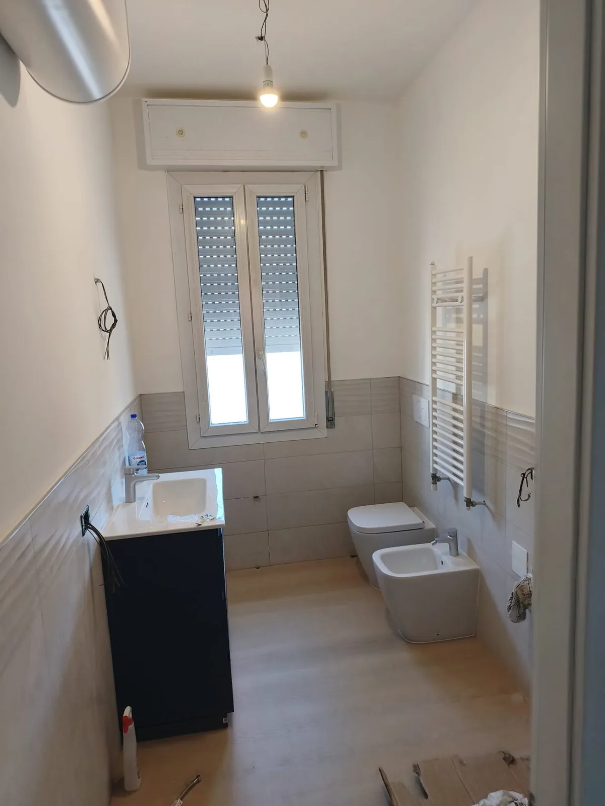 Bagno consegnato — Sanitari sospesi e termoarredo bianco Bagno consegnato — Sanitari sospesi e termoarredo bianco — Ristrutturazione bagno a Modena