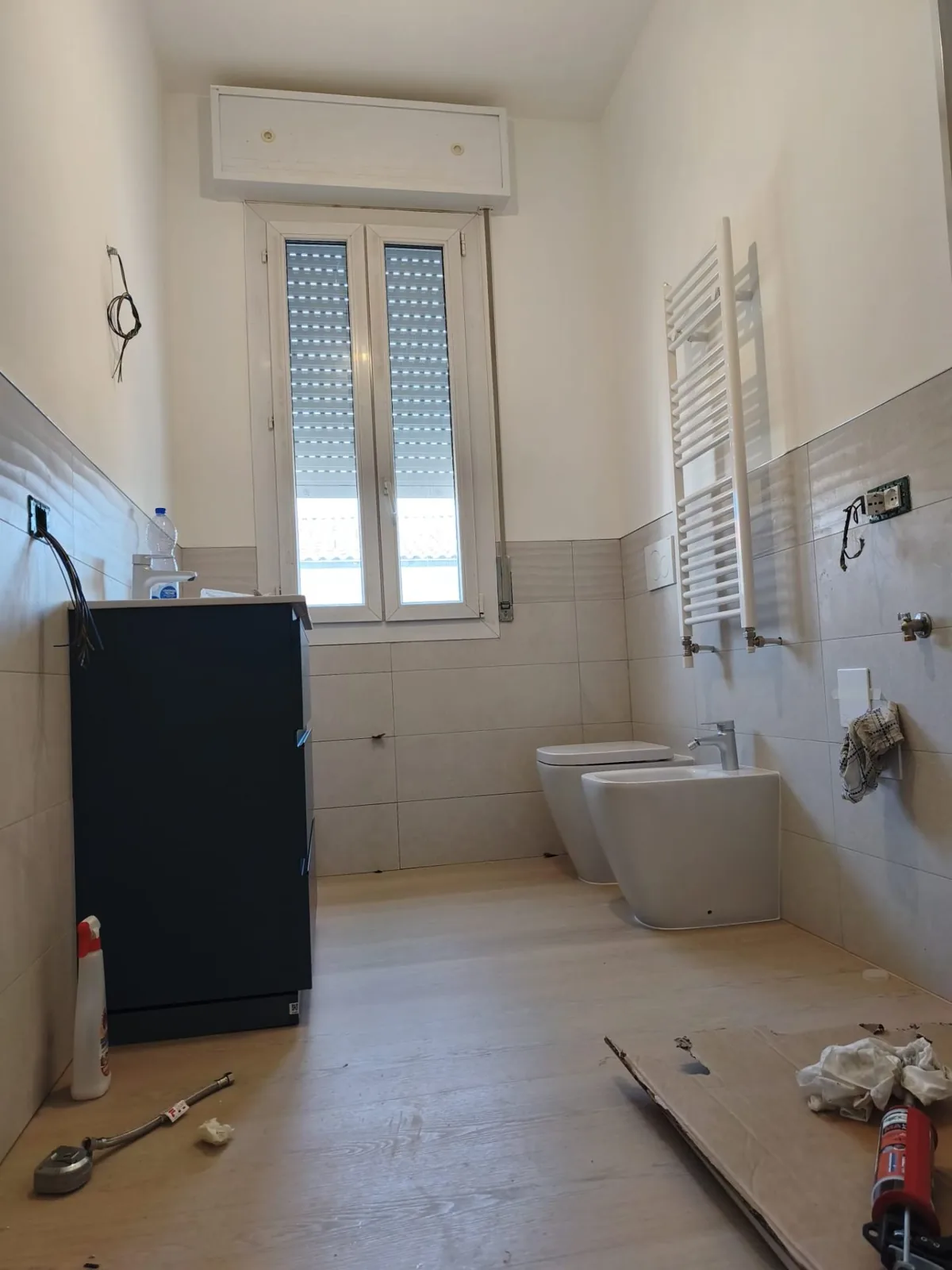 Bagno con rivestimento bicolore e parquet effetto rovere Bagno con rivestimento bicolore e parquet effetto rovere — Ristrutturazione bagno a Modena
