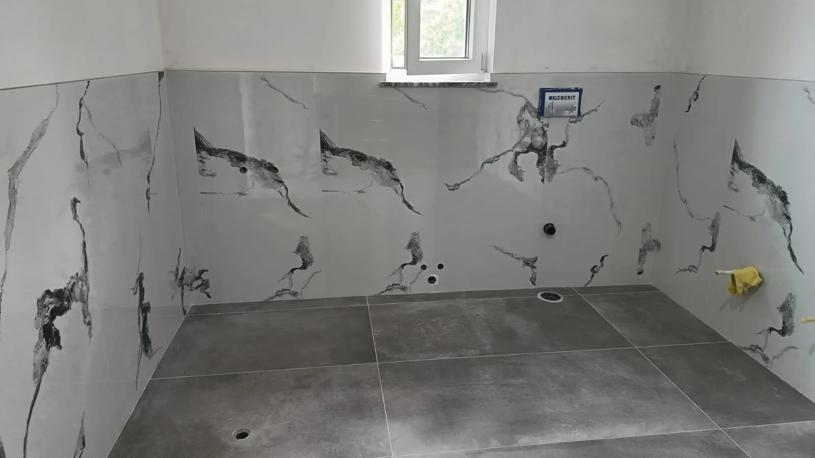 Bagno — Rivestimento effetto marmo Statuario e pavimento gres Bagno — Rivestimento effetto marmo Statuario e pavimento gres — Ristrutturazione bagno a Modena