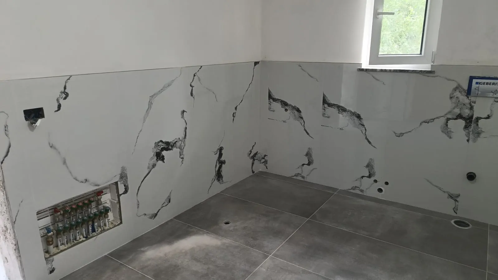 Bagno — Collettore idraulico integrato nel rivestimento Bagno — Collettore idraulico integrato nel rivestimento — Ristrutturazione bagno a Modena