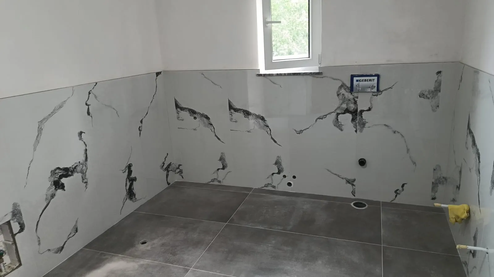 Bagno — Vista d'insieme con Statuario e finestra Bagno — Vista d'insieme con Statuario e finestra — Ristrutturazione bagno a Modena