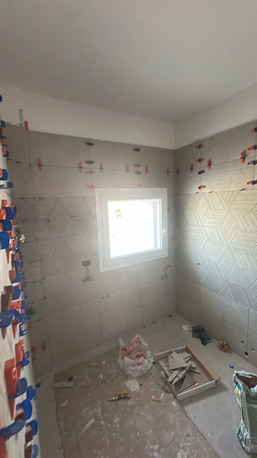 Bagno — Rivestimento a mosaico esagonale in posa Bagno — Rivestimento a mosaico esagonale in posa — Ristrutturazione bagno a Provincia di Modena