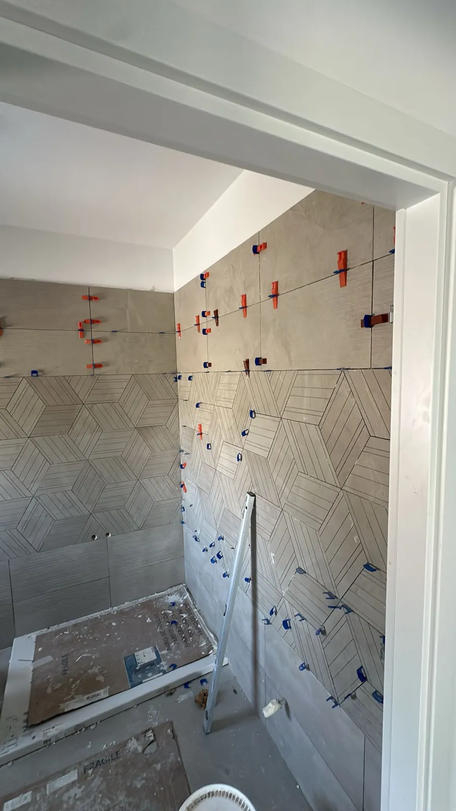 Bagno — Vano doccia con mosaico esagonale e livellatori Bagno — Vano doccia con mosaico esagonale e livellatori — Ristrutturazione bagno a Provincia di Modena