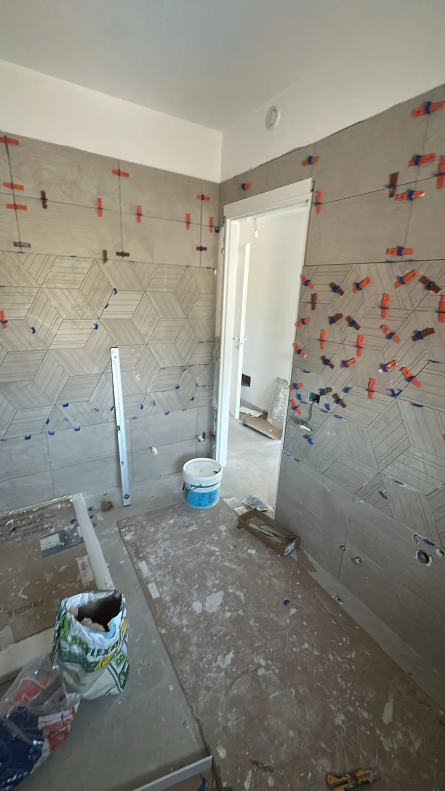Bagno — Rivestimento in corso d'opera con clip di livellamento Bagno — Rivestimento in corso d'opera con clip di livellamento — Ristrutturazione bagno a Provincia di Modena