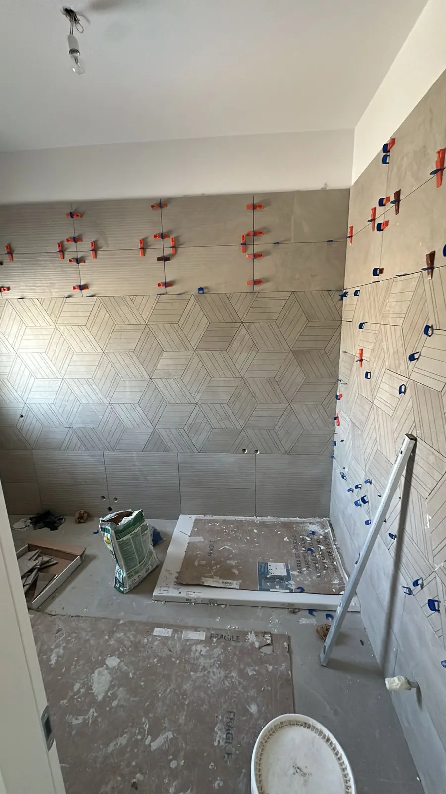 Bagno — Predisposizione piatto doccia e rivestimento a esagoni Bagno — Predisposizione piatto doccia e rivestimento a esagoni — Ristrutturazione bagno a Provincia di Modena