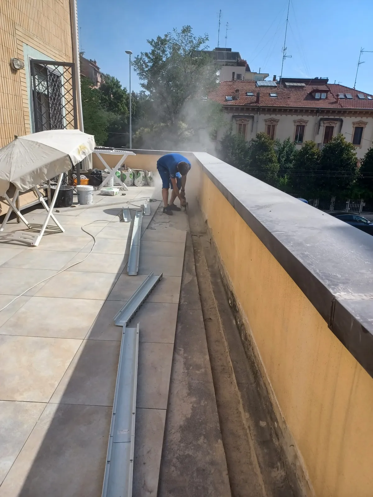Terrazzo — Preparazione parapetto per impermeabilizzazione Terrazzo — Preparazione parapetto per impermeabilizzazione — Esterni e facciate a Modena