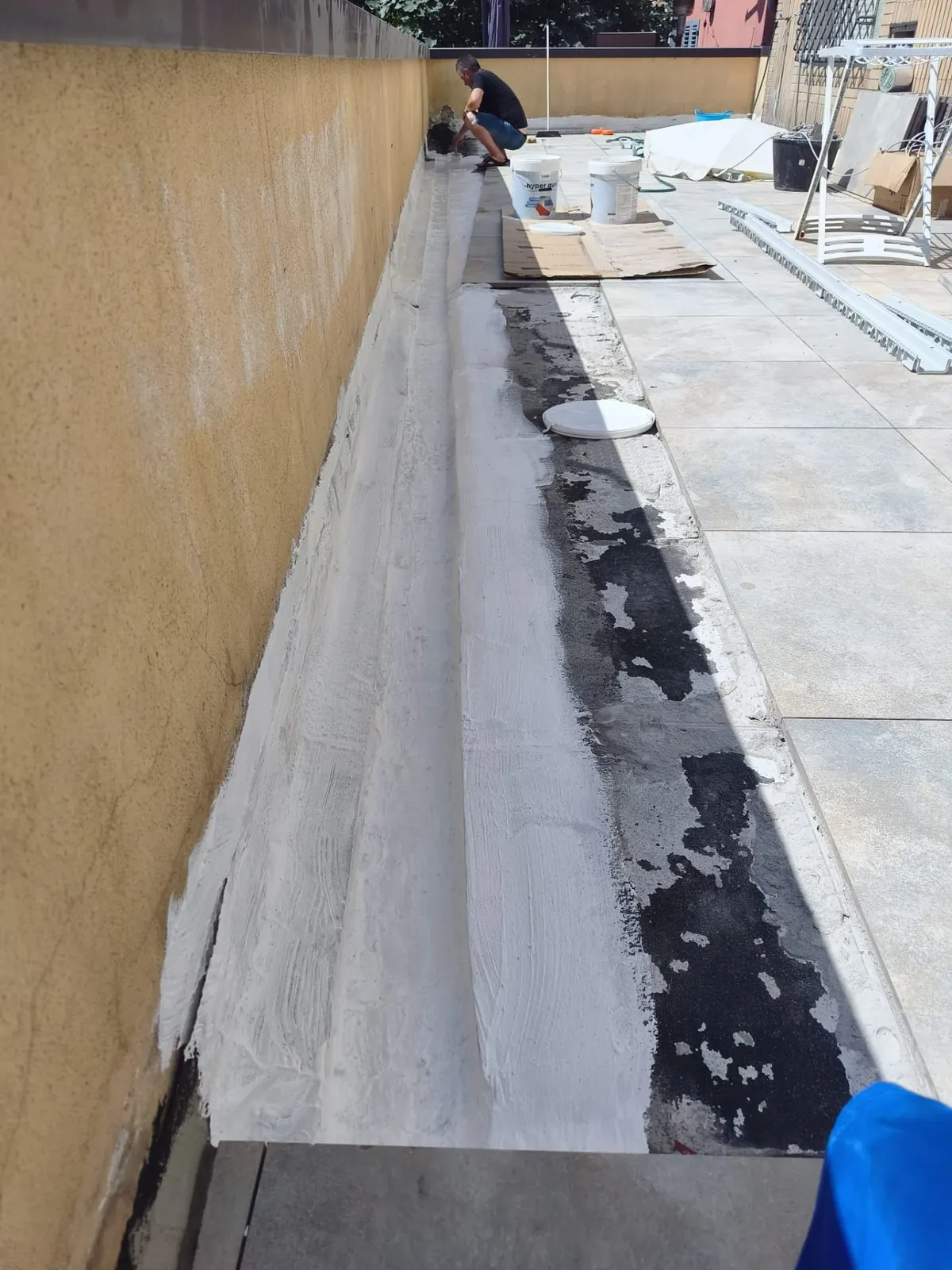 Terrazzo — Stesura guaina liquida sul parapetto Terrazzo — Stesura guaina liquida sul parapetto — Esterni e facciate a Modena