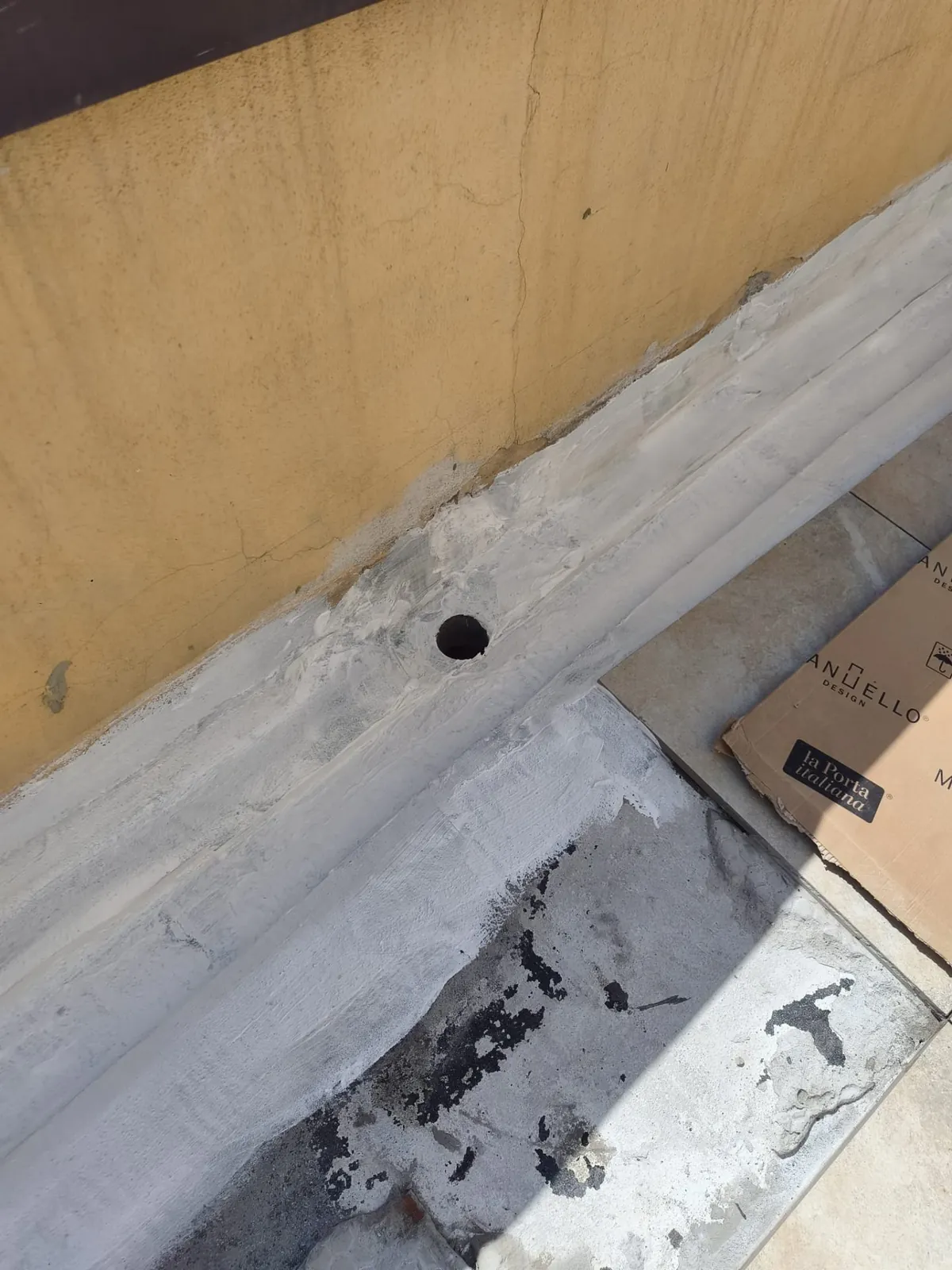 Terrazzo — Impermeabilizzazione parapetto con guaina a rullo Terrazzo — Impermeabilizzazione parapetto con guaina a rullo — Esterni e facciate a Modena
