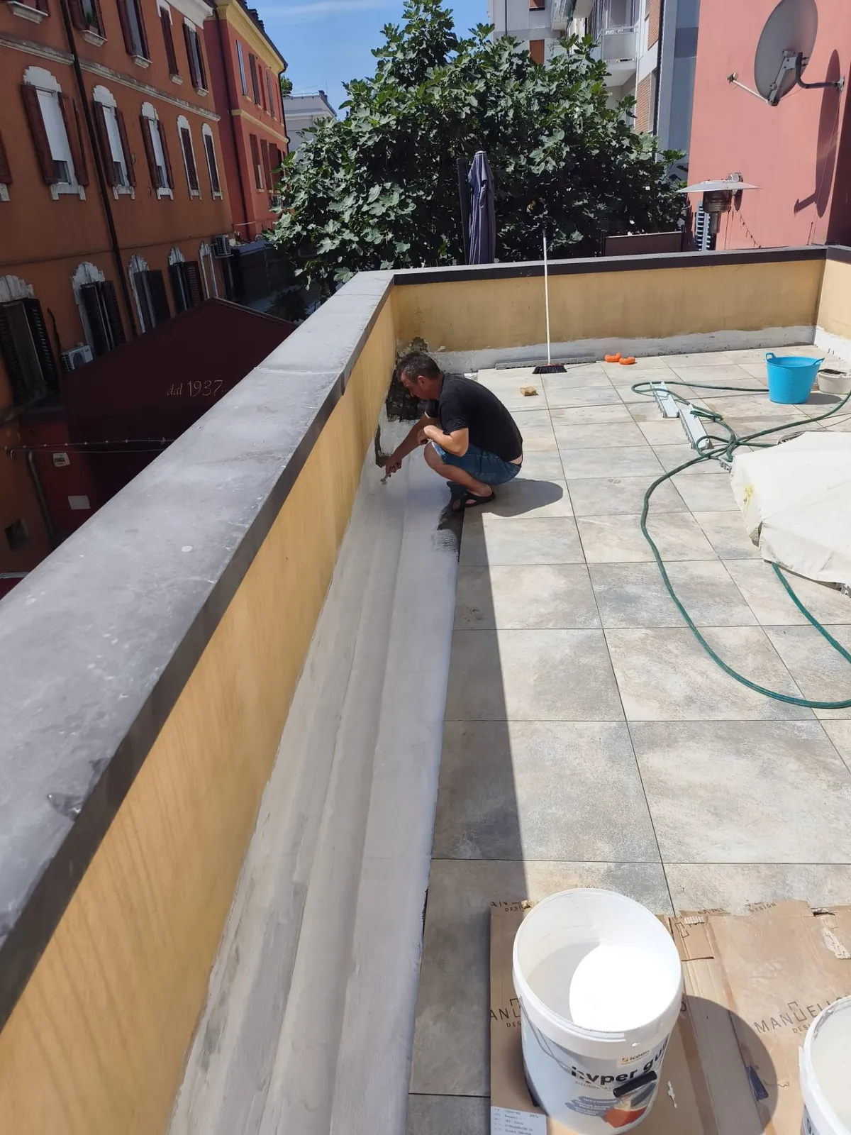 Terrazzo — Trattamento raccordo pavimento/parapetto Terrazzo — Trattamento raccordo pavimento/parapetto — Esterni e facciate a Modena