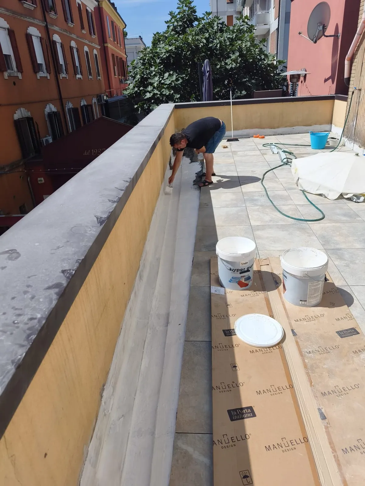 Terrazzo — Sigillatura foro di scolo con guaina cementizia Terrazzo — Sigillatura foro di scolo con guaina cementizia — Esterni e facciate a Modena