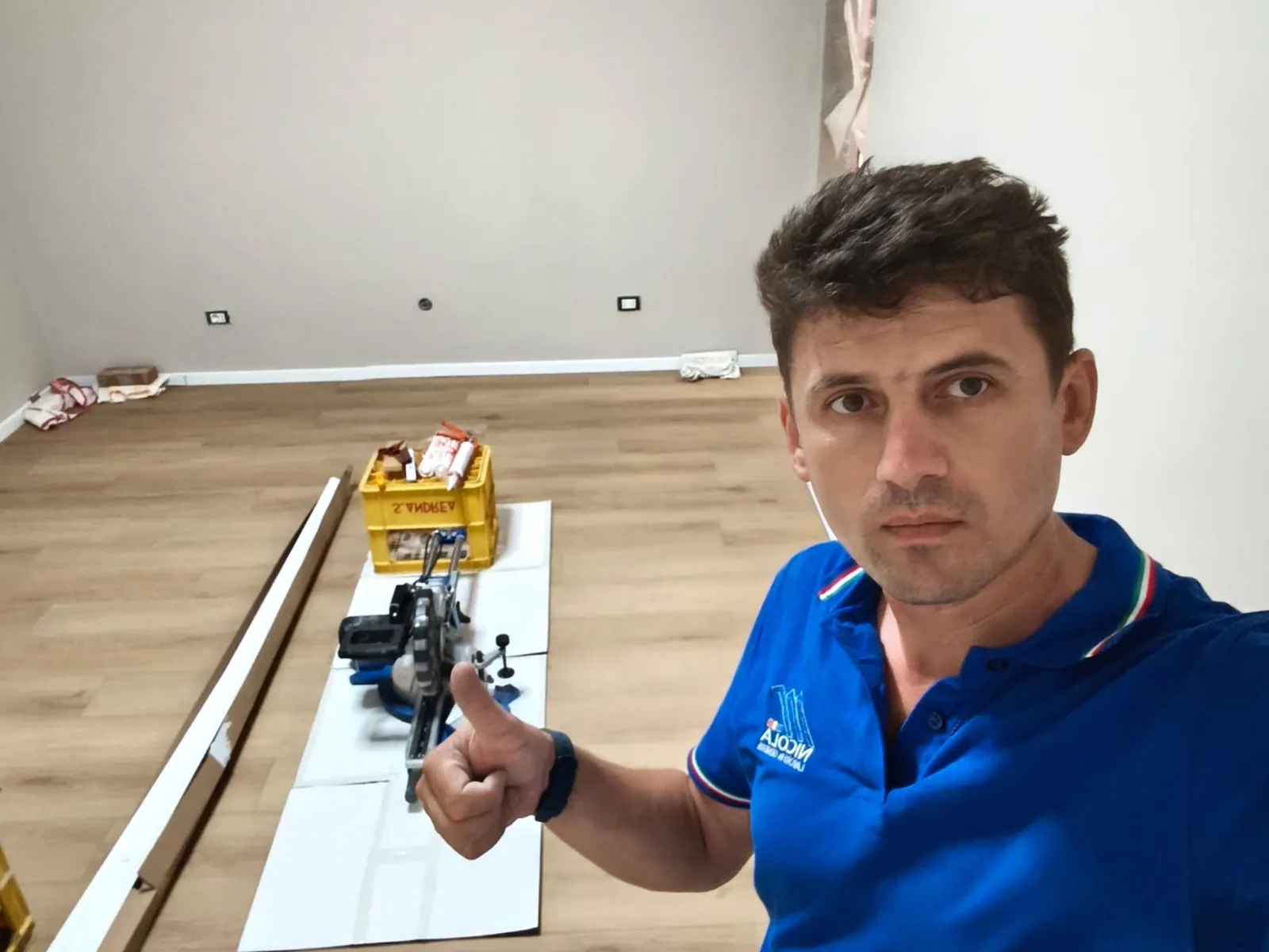 Camera — Battiscopa posato e parquet effetto rovere finito Camera — Battiscopa posato e parquet effetto rovere finito — Pavimenti a Modena