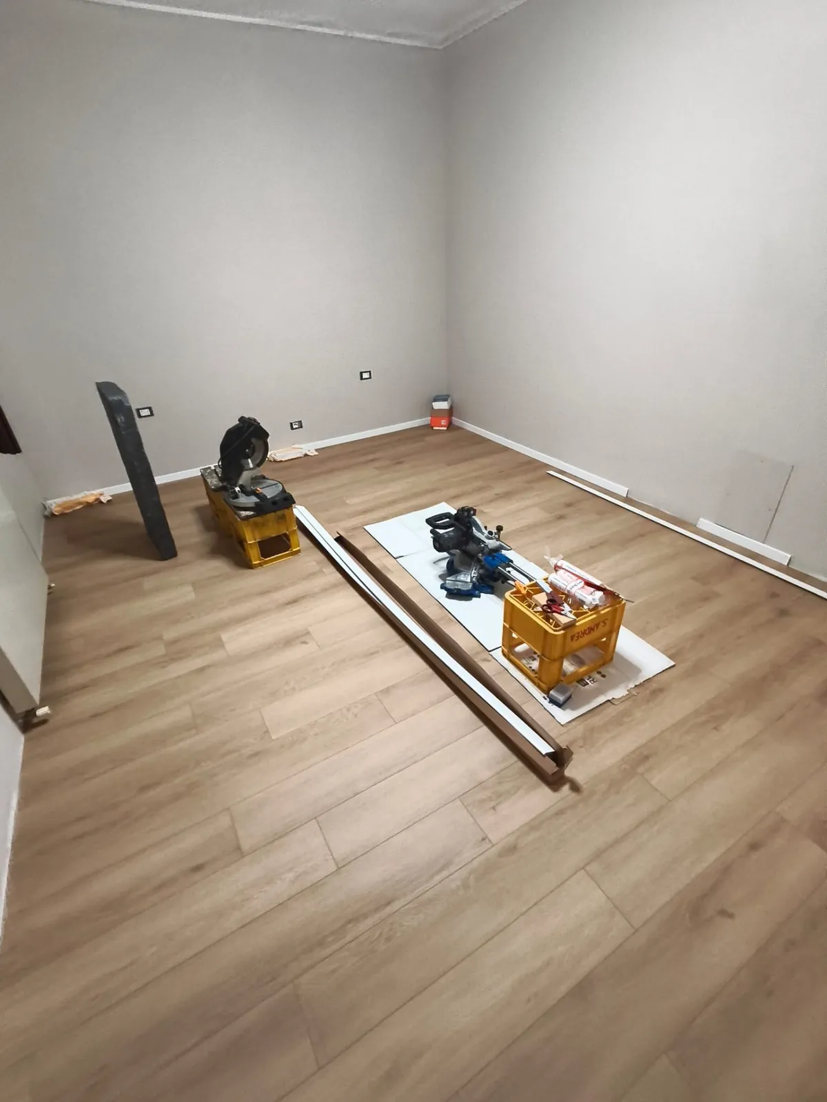 Camera — Cantiere posa battiscopa su parquet chiaro Camera — Cantiere posa battiscopa su parquet chiaro — Pavimenti a Modena