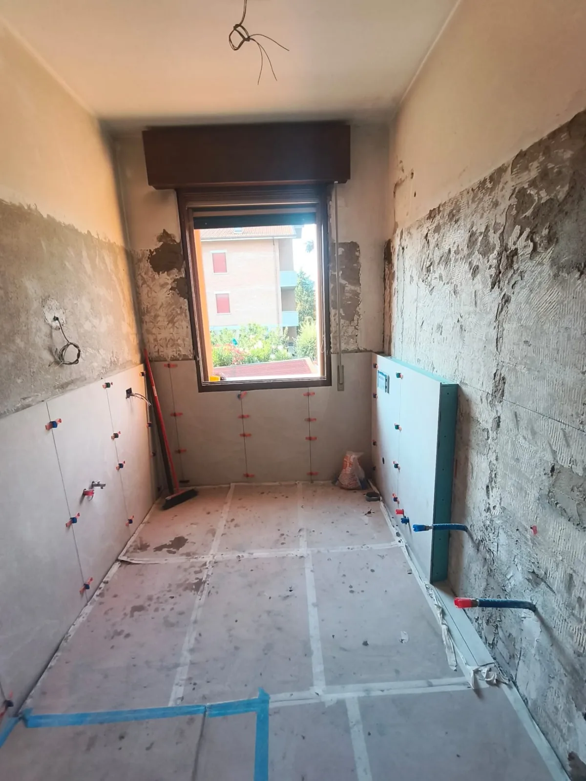 Bagno — Predisposizione impianti e rasatura prima della posa Bagno — Predisposizione impianti e rasatura prima della posa — Ristrutturazione bagno a Modena