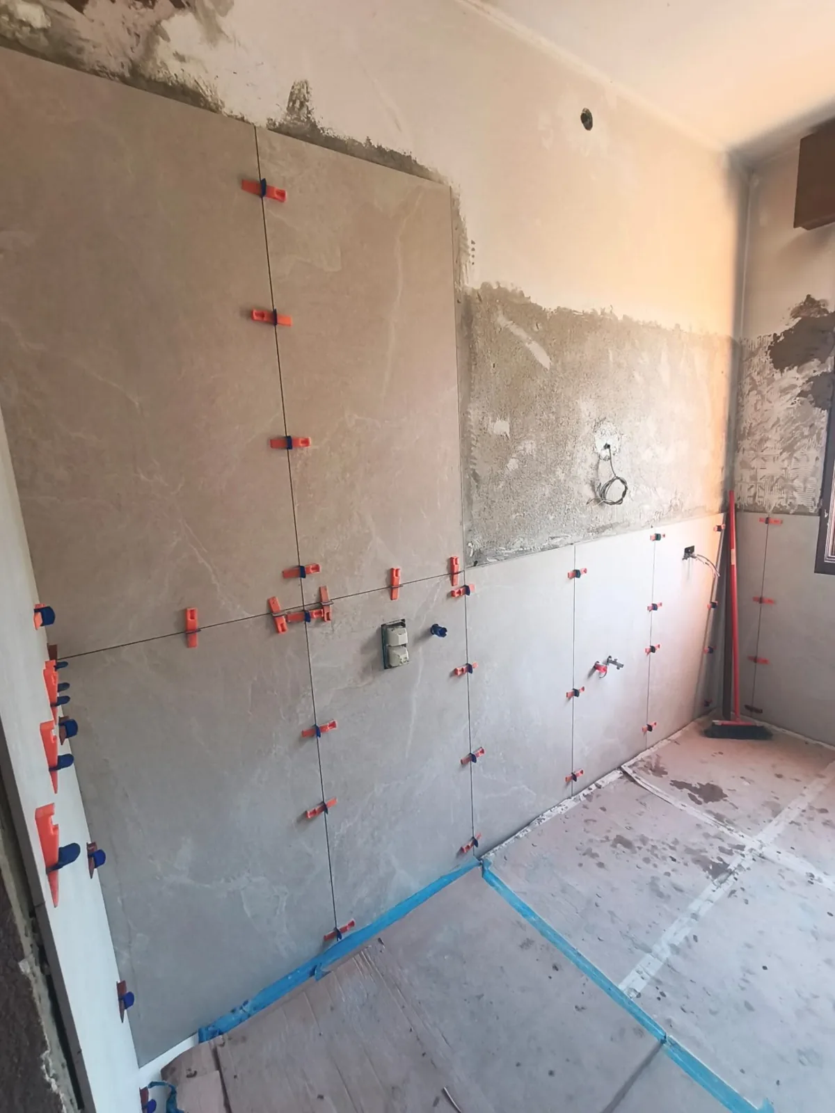 Bagno — Posa rivestimento effetto pietra con clip di livellamento Bagno — Posa rivestimento effetto pietra con clip di livellamento — Ristrutturazione bagno a Modena
