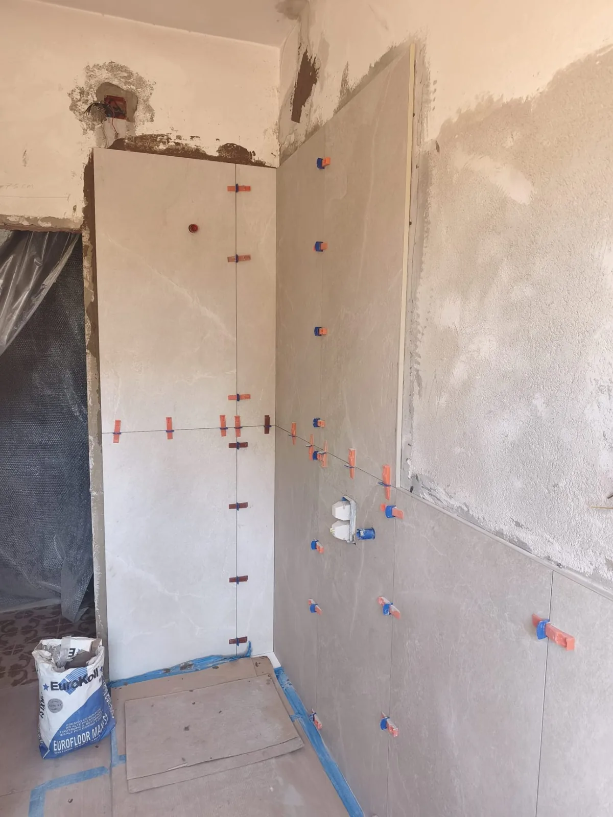 Bagno — Rivestimento a tutta altezza con lastre grande formato Bagno — Rivestimento a tutta altezza con lastre grande formato — Ristrutturazione bagno a Modena