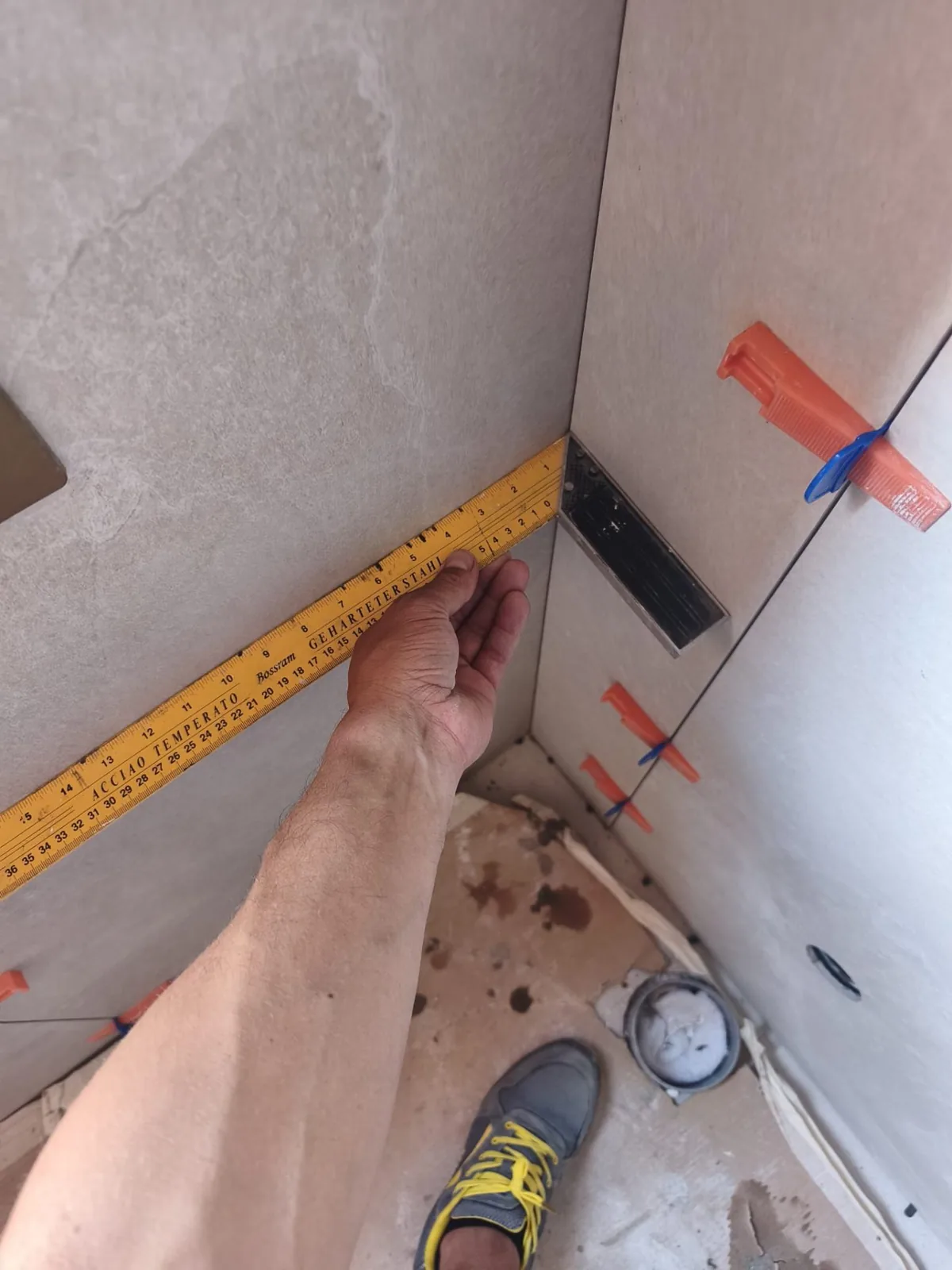 Bagno — Posa piatto doccia filo pavimento con scarico lineare Bagno — Posa piatto doccia filo pavimento con scarico lineare — Ristrutturazione bagno a Modena