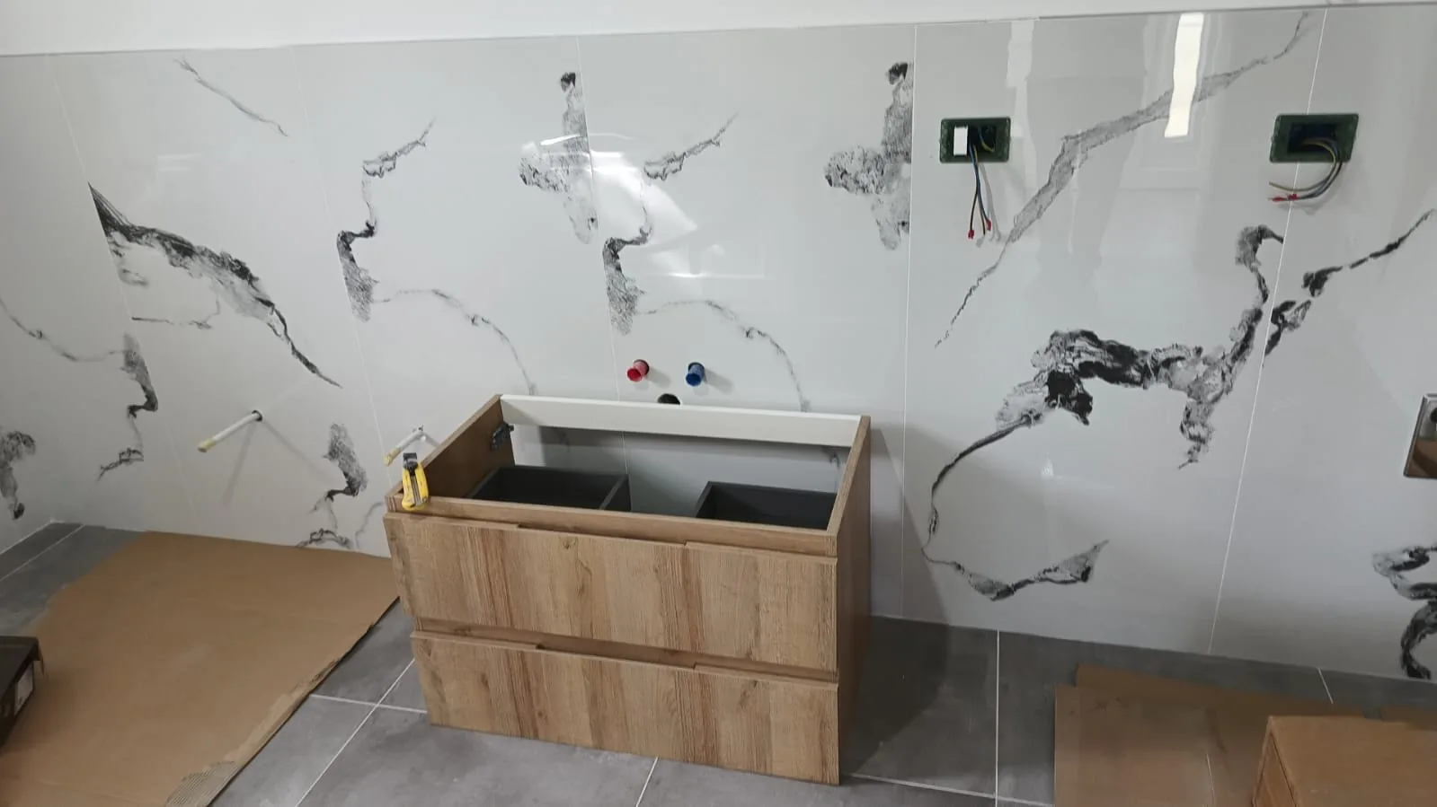 Bagno — Rivestimento effetto marmo Statuario e mobile lavabo rovere Bagno — Rivestimento effetto marmo Statuario e mobile lavabo rovere — Ristrutturazione bagno a Modena