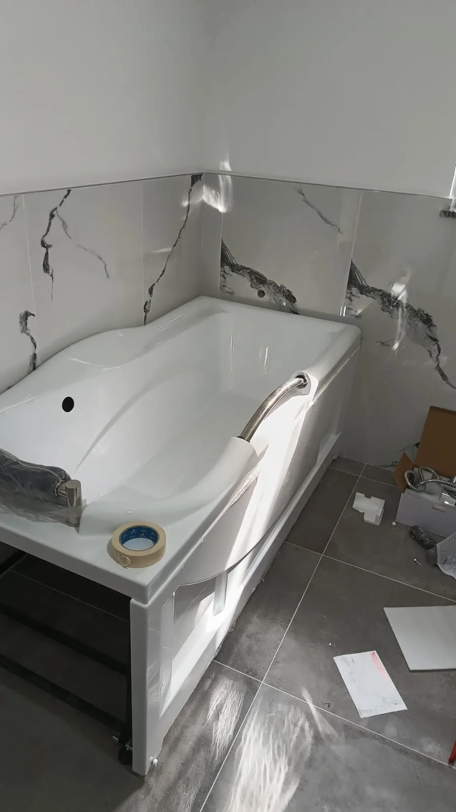 Bagno — Posa vasca idromassaggio con boiserie effetto marmo Bagno — Posa vasca idromassaggio con boiserie effetto marmo — Ristrutturazione bagno a Modena
