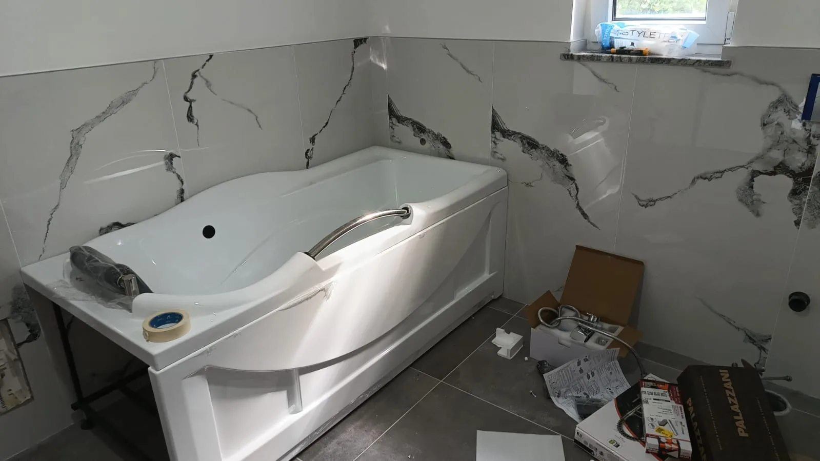 Bagno — Vasca installata e rivestimento Statuario ultimato Bagno — Vasca installata e rivestimento Statuario ultimato — Ristrutturazione bagno a Modena
