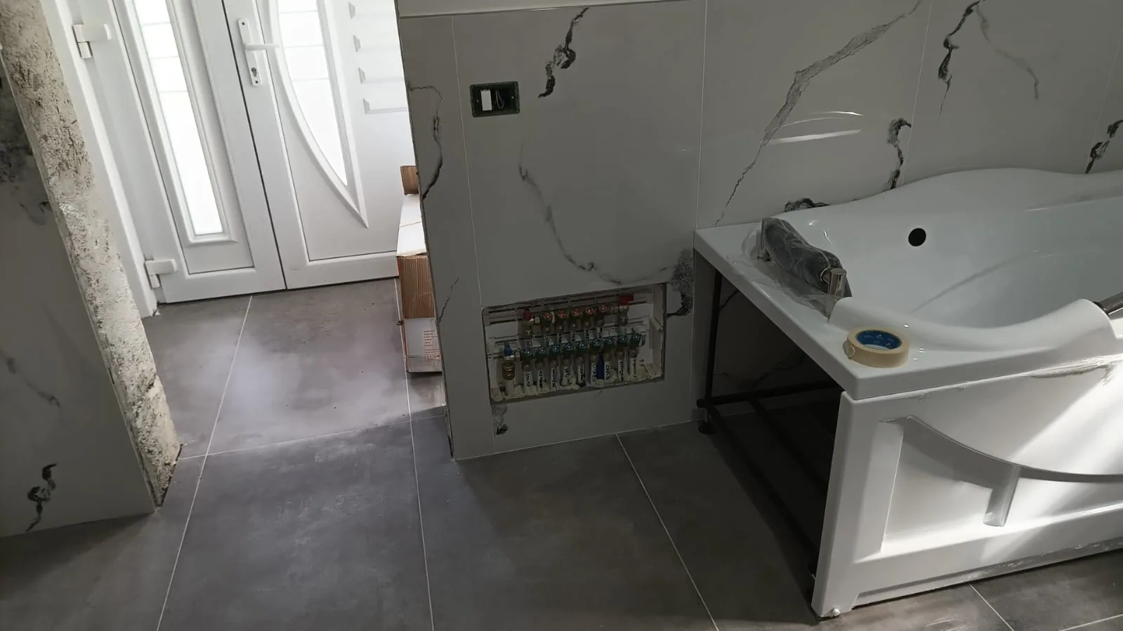 Bagno — Collettore idraulico integrato nel rivestimento a marmo Bagno — Collettore idraulico integrato nel rivestimento a marmo — Ristrutturazione bagno a Modena