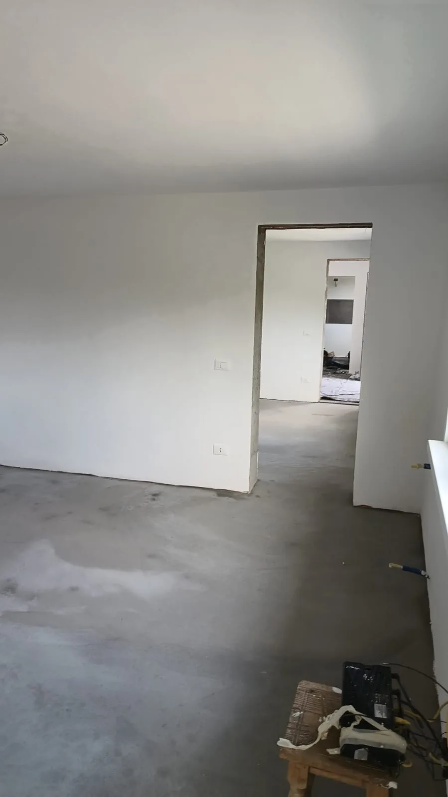 Appartamento — Pareti rasate e tinteggiate pronte per il pavimento Appartamento — Pareti rasate e tinteggiate pronte per il pavimento — Tinteggiatura e finiture a Modena