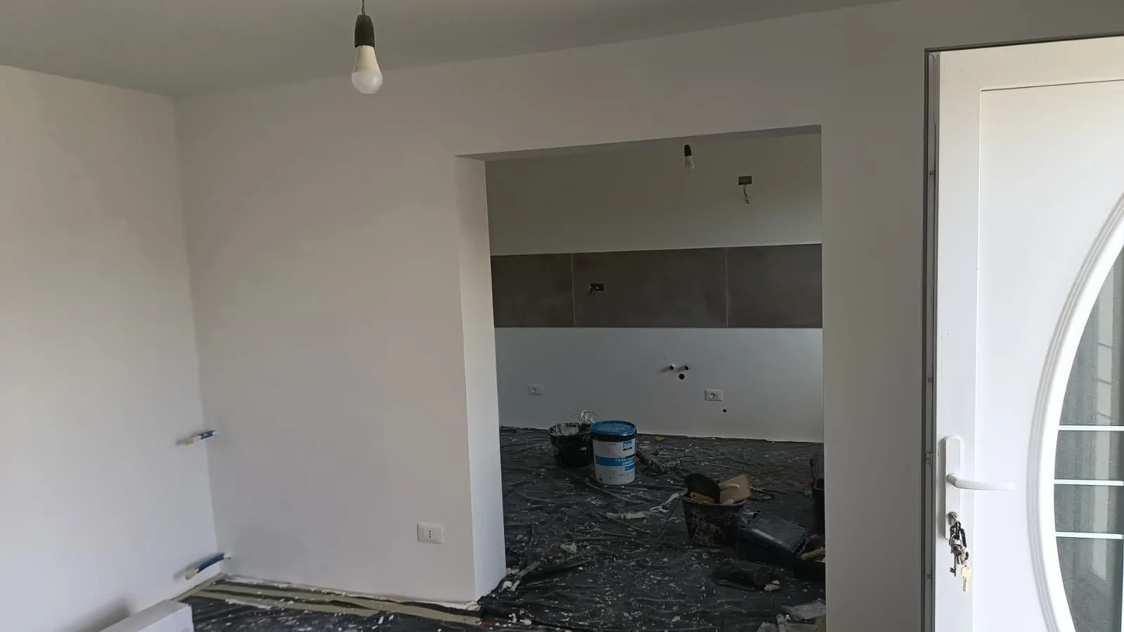 Ingresso — Tinteggiatura finita e passaggio verso la cucina Ingresso — Tinteggiatura finita e passaggio verso la cucina — Tinteggiatura e finiture a Modena