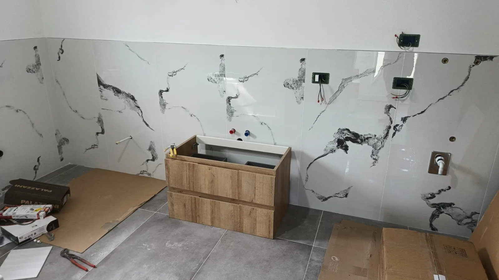 Bagno — Predisposizione miscelatori e scarichi su parete Statuario Bagno — Predisposizione miscelatori e scarichi su parete Statuario — Ristrutturazione bagno a Modena